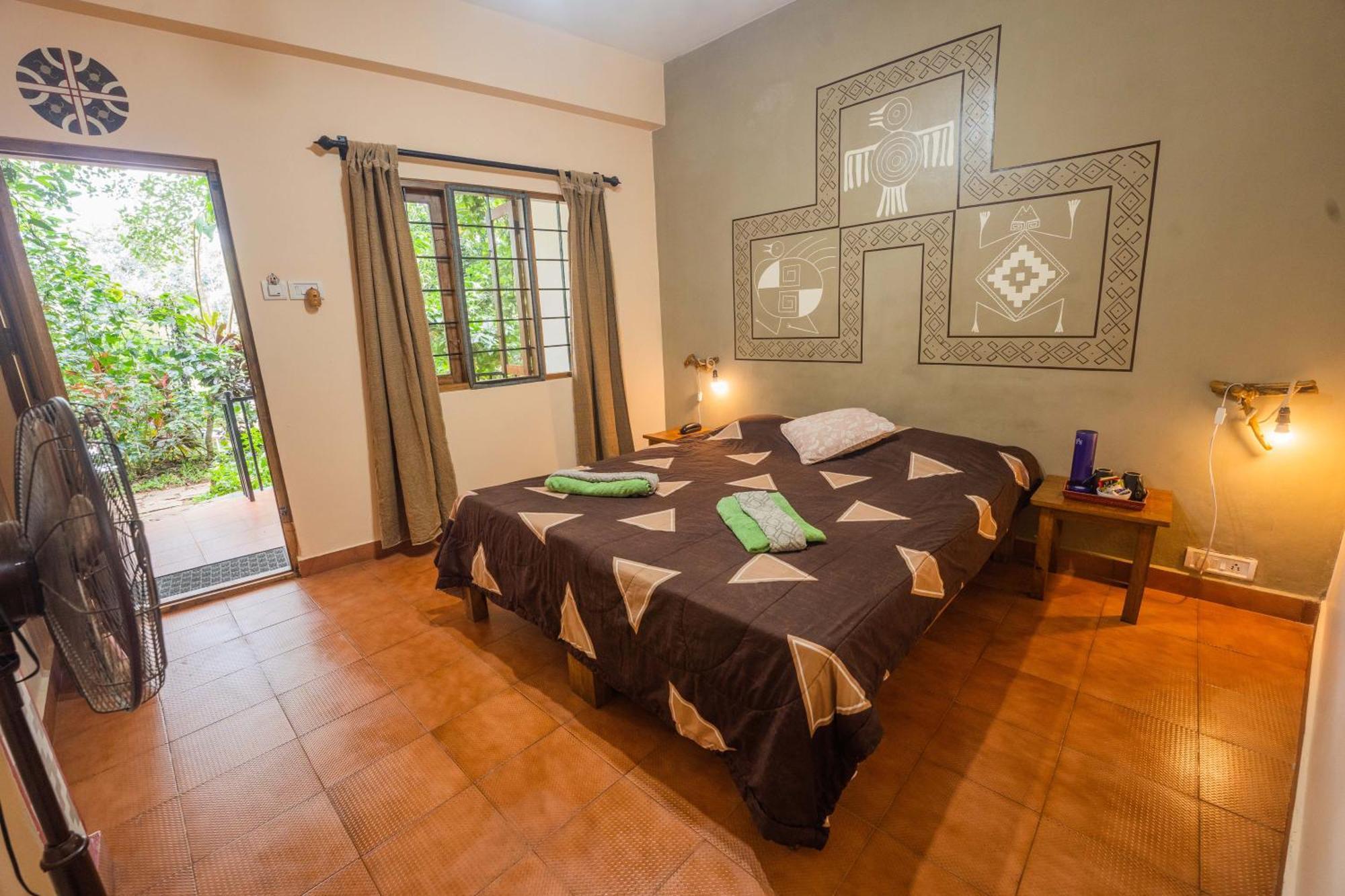Chrissie'S Hotel Thekkady Exterior foto